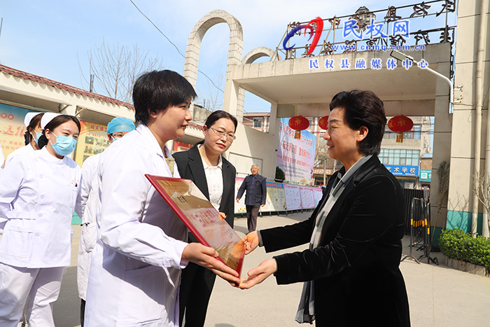 市领导刘春霞到民调研并开展送奖牌下基层活动